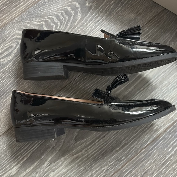 Elegant Black Tassel Loafers for Women - Picture 2 of 6